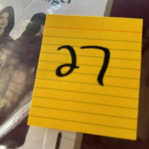 Woman’s plush sleep lounger and 4 pair of Bearpaw Boot socks Stay warm - Picture 9 of 9